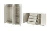 Inneneinteilung: Beiger Kleiderschrank mit Kleiderstange und Regalen sowie offenes Sideboard.