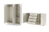 Geöffneter beiger Kleiderschrank mit Regalfächern und Sideboard.