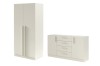 Minimalistischer Brisso Kleiderschrank und Kommode in der Farbe Kaschmir auf weißem Hintergrund.