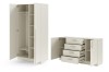 Innenansicht von offenem beigen Kleiderschrank und Kommode mit viel Stauraum.