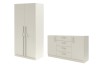 Modernes Möbelset in Beige mit zweitürigem Kleiderschrank und Sideboard.