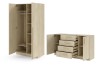 Offener Kleiderschrank und Sideboard aus heller Eiche mit Holzgriffen für das Schlafzimmer.