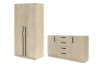 Moderner Kleiderschrank und Sideboard in heller Eiche mit eleganten schwarzen Griffen.
