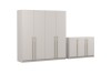 4-türiger Kleiderschrank und Kommode in Beige mit schlanken Goldgriffen.
