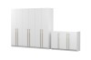 Weißer Schlafzimmerschrank mit 6 Türen und passende Kommode, Schrägansicht von links.