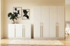 Schlafzimmereinrichtung mit weißem Kleiderschrank, Sideboard und Dekoration.