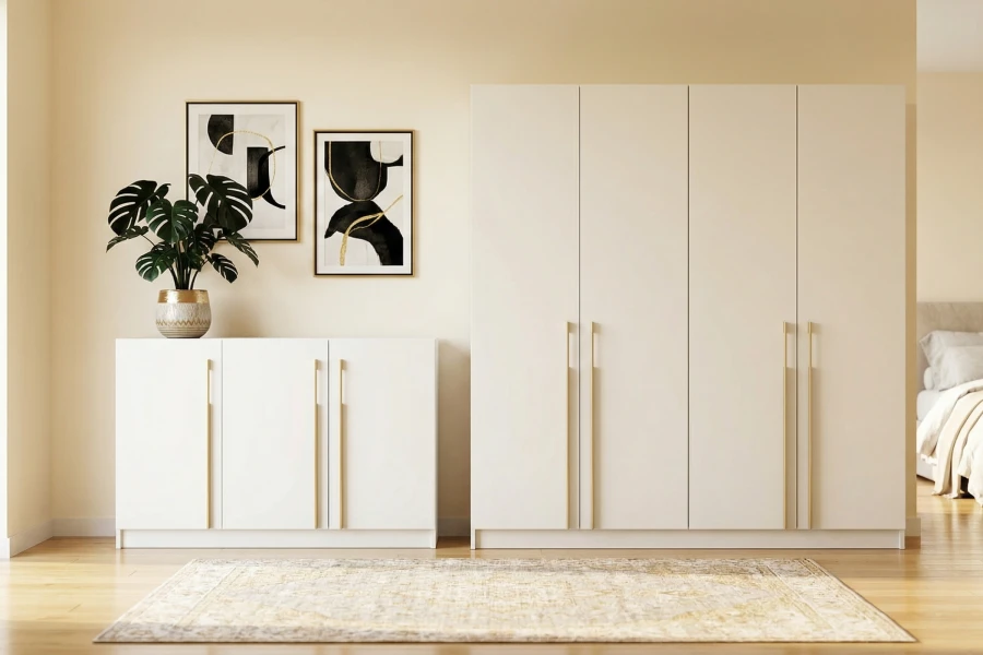 Schlafzimmereinrichtung mit weißem Kleiderschrank, Sideboard und Dekoration.