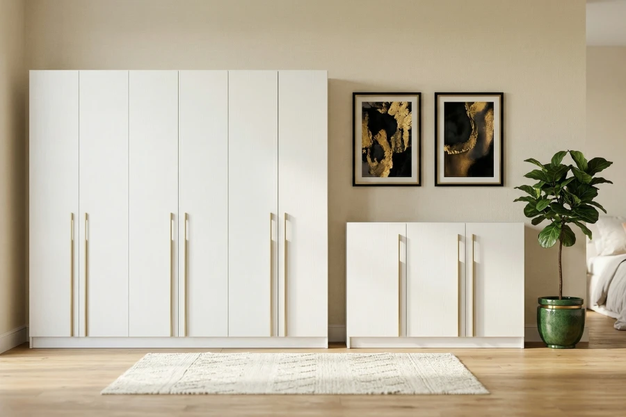 Großer weißer Kleiderschrank und passende Kommode im hellen Schlafzimmer.