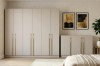 Beiger 6-türiger Kleiderschrank und Sideboard mit langen Goldgriffen in modernem Schlafzimmer