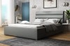 Modernes graues Polsterbett mit gestreiftem Kopfteil in einem hell eingerichteten Schlafzimmer.