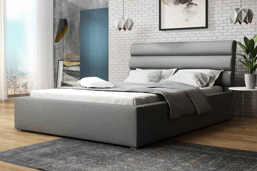Modernes graues Polsterbett mit gestreiftem Kopfteil in einem hell eingerichteten Schlafzimmer.