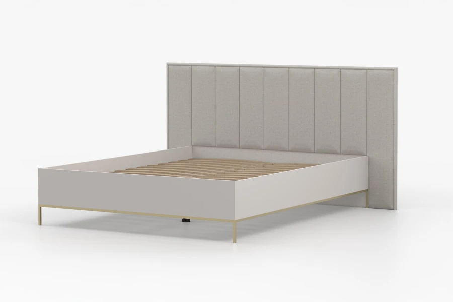 Designerbett in Beige mit hohem Kopfteil und goldenen Details in perspektivischer Ansicht.