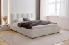 Schlafzimmer mit weißem Bouclé-Polsterbett, Teppich und hellem Fenster-Hintergrund.