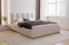 Gemütliches Schlafzimmer mit hellem Bouclé-Bett, Teppich und großen Fenstern.