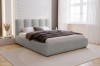Modernes Schlafzimmer mit hellgrauem Polsterbett, beigem Teppich und hellem Fenster.