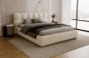 Modernes Schlafzimmer-Ambiente mit gemütlichem Bouclé-Bett, Teppich und Fensterfront.