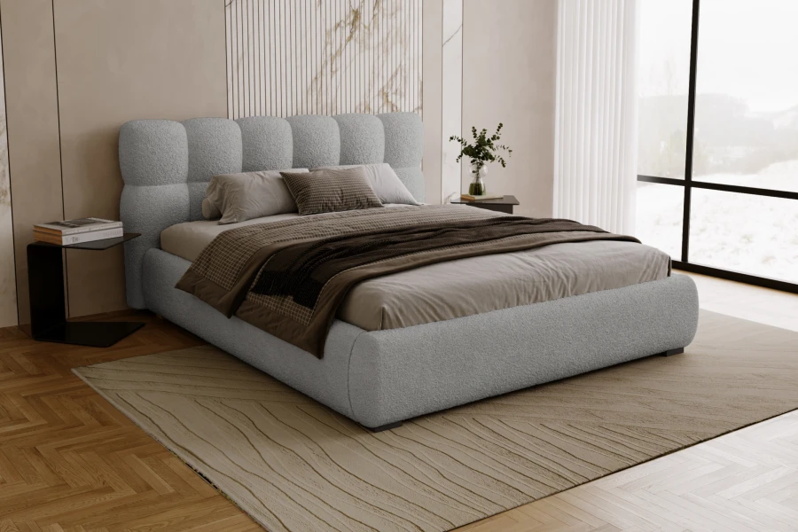 Stilvolles Schlafzimmer mit hellgrauem Polsterbett und modernem Interieur.