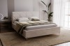 Modernes Polsterbett in Beige mit dekorativer Rautensteppung im Schlafzimmer.