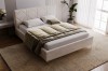 Modernes beige Polsterbett mit Rautensteppung im Schlafzimmer