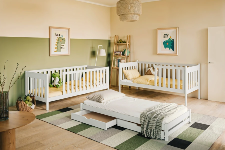 Modernes Kinderzimmer mit zwei weißen Holzbetten, Ausziehbett und Dinosaurier-Dekoration.