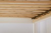 Stabiler Holz-Lattenrost für ein Kinderbett mit flexiblen Leisten und schwarzem Halteband.