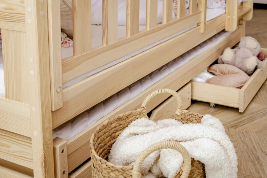 Funktionelles Kinderbett aus Kiefernholz mit Ausziehbett und praktischen Schubladen.