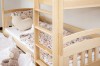Etagenbett aus Kiefernholz mit Leiter und blumiger Bettwäsche im Kinderzimmer.