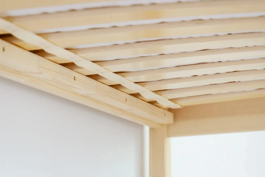 Nahaufnahme eines stabilen Lattenrosts aus Holzleisten für Kinderbetten.
