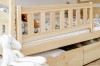 Sicherer Rausfallschutz aus Massivholz am Etagenbett für einen ruhigen Kinderschlaf.