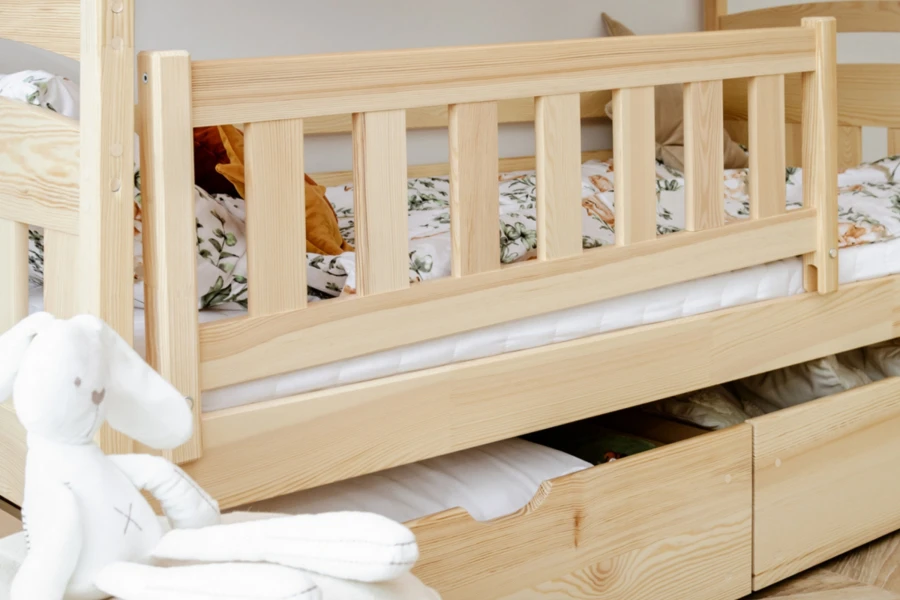 Sicherer Rausfallschutz aus Massivholz am Etagenbett für einen ruhigen Kinderschlaf.