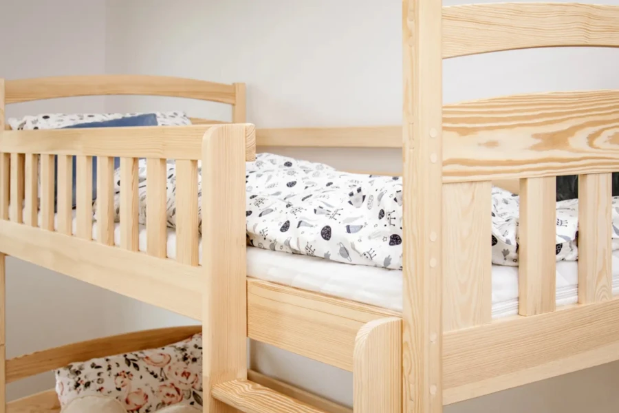 Oberes Stockwerk eines Etagenbetts aus Massivholz mit Sicherheitsgitter für Kinder.