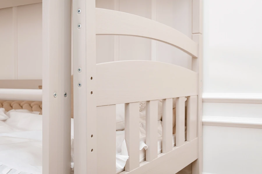 Stabile Konstruktion eines Etagenbettes in Beige mit abgerundeten Holzelementen.