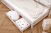 Ausziehbare Bettschublade unter einem Etagenbett bietet praktischen Stauraum für Decken und Kissen.
