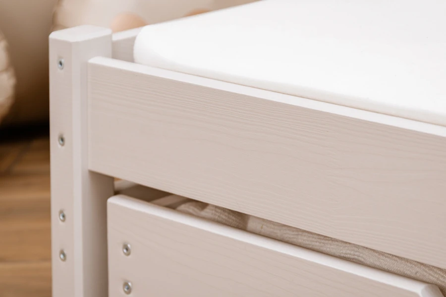 Nahaufnahme des beige lackierten Holzrahmens eines stabilen und sicher verarbeiteten Etagenbetts.