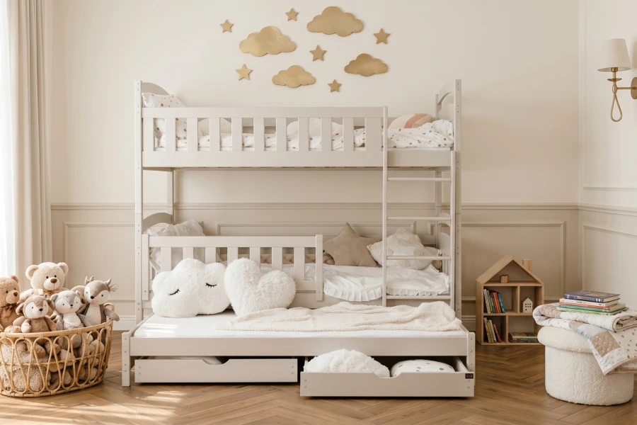 Beiges Etagenbett im Kinderzimmer mit Ausziehbett und Deko-Wolken.