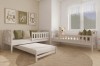 Weiße Kinderbetten-Kombination mit Ausziehbett und gemütlicher Kinderzimmer-Deko.