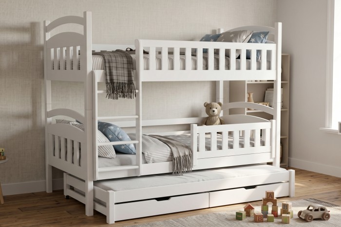 Wit stapelbed voor drie kinderen met uitschuifbaar logeerbed en praktische laden.