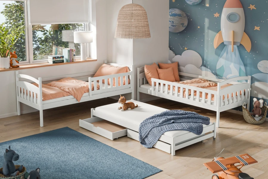 Modernes Kinderzimmer mit weißen Betten, Weltraum-Wandbild und ausziehbarem Zusatzbett.