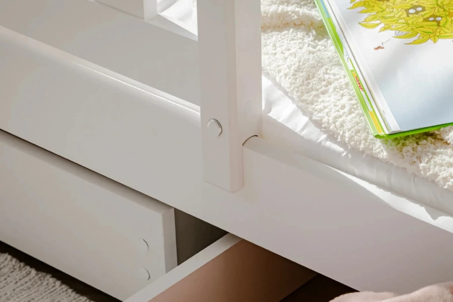 Nahaufnahme der stabilen Holzverarbeitung eines weißen Funktionsbettes für Kinder.