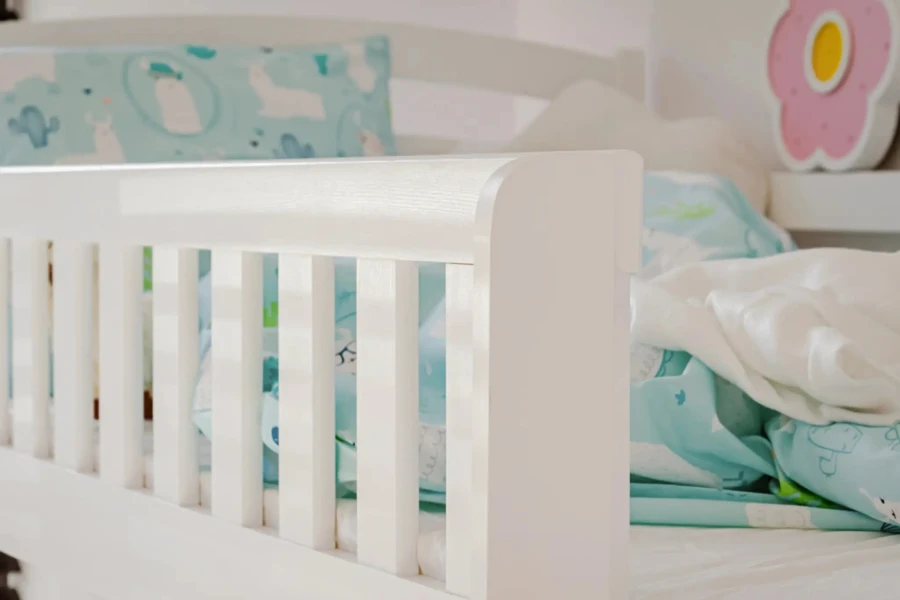 Sicherheitsgitter aus weißem Massivholz für ein Etagenbett im Kinderzimmer.