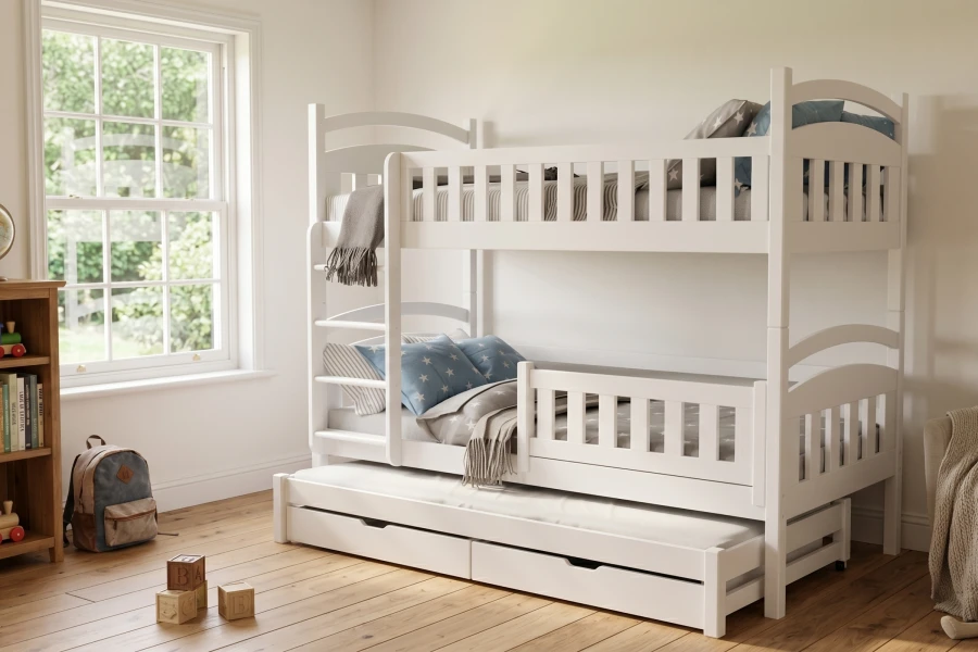 Weißes Dreifach-Etagenbett mit ausziehbarem Gästebett und zwei Schubladen im Zimmer.