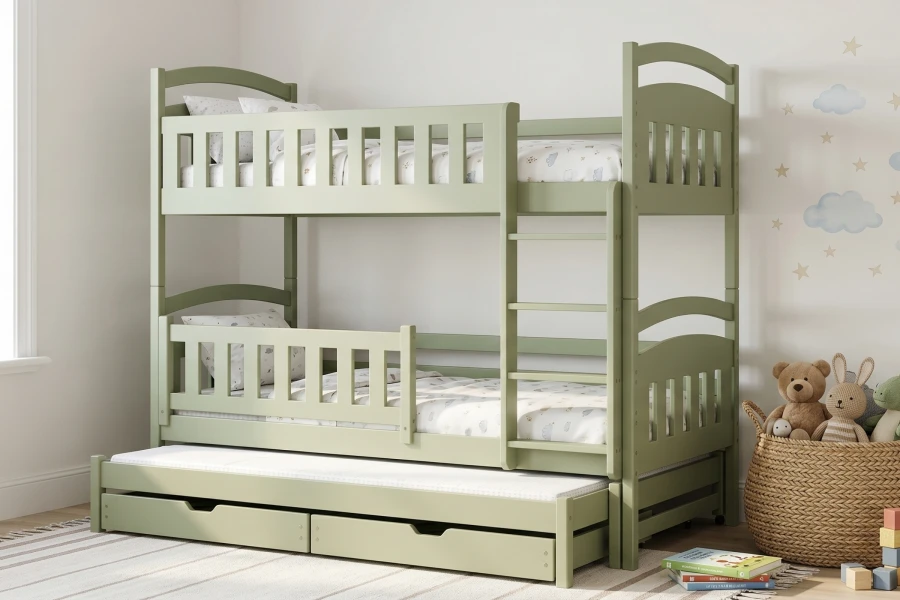 Grünes Massivholz-Stockbett mit Leiter und herausziehbarem Gästebett in einem hellen Kinderzimmer.