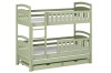Freigestelltes salbeigrünes Etagenbett mit Leiter, ausziehbarer Matratze und zwei Bettschubkästen.