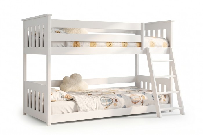 Weißes Stockbett aus Massivholz für Kinder, isoliert auf weißem Hintergrund