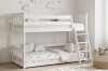 Modernes weißes Etagenbett im Kinderzimmer mit flauschigen Wolkenkissen und Spielzeugkorb.