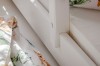 Detailaufnahme der stabilen Verschraubung an einem weißen Kinderbett-Rahmen.