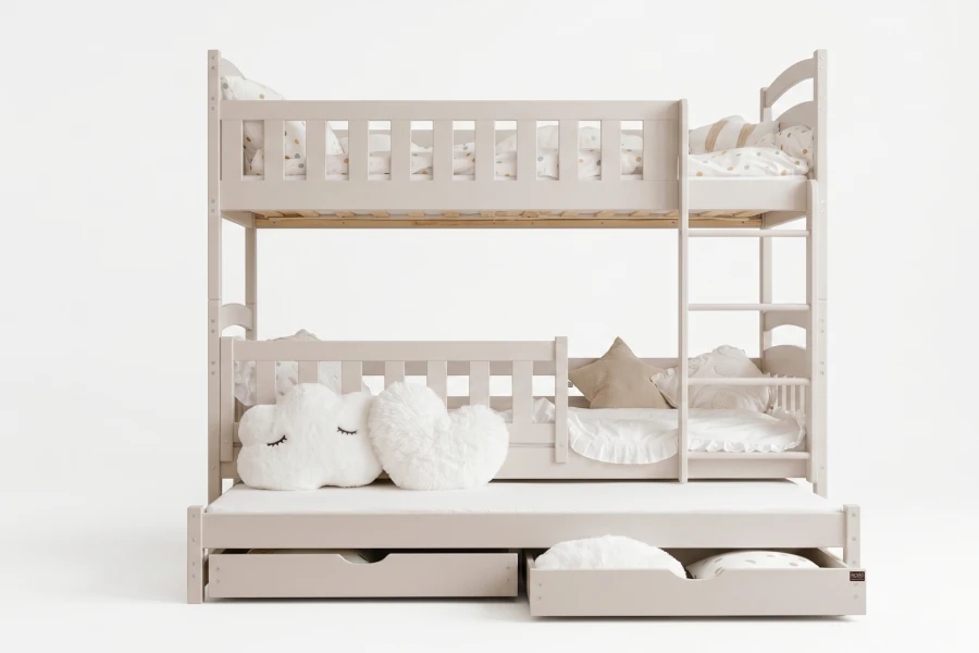 Beige Etagenbett mit drei Schlafplätzen und dekorativen Kissen in Wolkenform.
