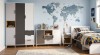 Modernes Jugendzimmer Set mit grau-weißem Kleiderschrank, Kommode und Weltkarte Wandtattoo.