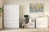 Helles Zimmer-Set mit weißem Kleiderschrank, Schreibtisch und Kommode, moderne Inneneinrichtung.