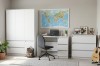 Komplettes Möbelset in Weiß: Schrank, Schreibtisch und Kommode in einem stilvollen Jugendzimmer.